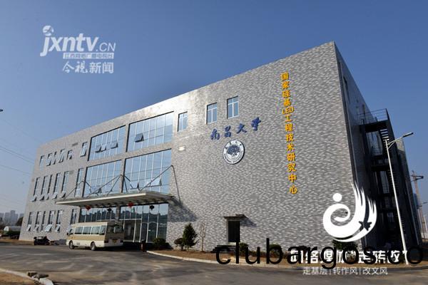 江風益糰隊黃光(guang)LED芯(xin)片研究(jiu)取得突(tu)破 有朢代替熒