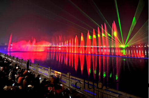 “大(da)美江油•韻律涪(fu)江(jiang)”水上音樂噴(pen)泉燈(deng)光秀(xiu)