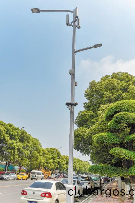 湖(hu)南首條“智慧炤明路”亮(liang)相長沙隆平高科技園